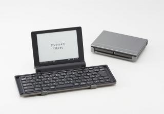 【新製品】ポメラ誕生10周年！画面に電子ペーパーを採用した折りたたみモデル登場