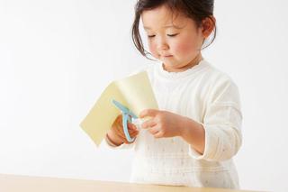 【新製品】2歳から安全に使える幼児用はさみ「フィットカットカーブ トット」