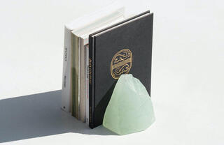 【新製品】氷山をイメージした「蛍硝子ブックエンド」