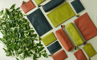 【新製品】茶殻のリサイクルから生まれたアップサイクルレザーを使用