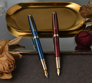 【新製品】真鍮ボディに繊細なギロシェ彫刻を施した台湾発の筆記具シリーズ