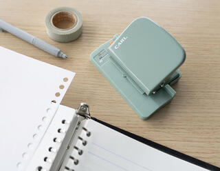 【新製品】「ルーズリーフがつくれるパンチ」に新色 