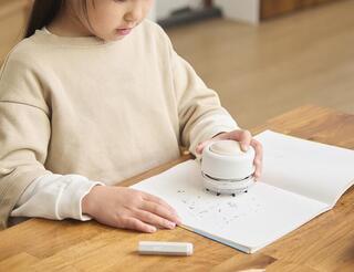 【新製品】ワンプッシュでラクラクお掃除できる！「卓上クリーナーPUSH」