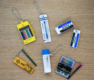 【コレ注目！】小さくてもリアル!? トンボ鉛筆の文具がミニチュアチャームに!!