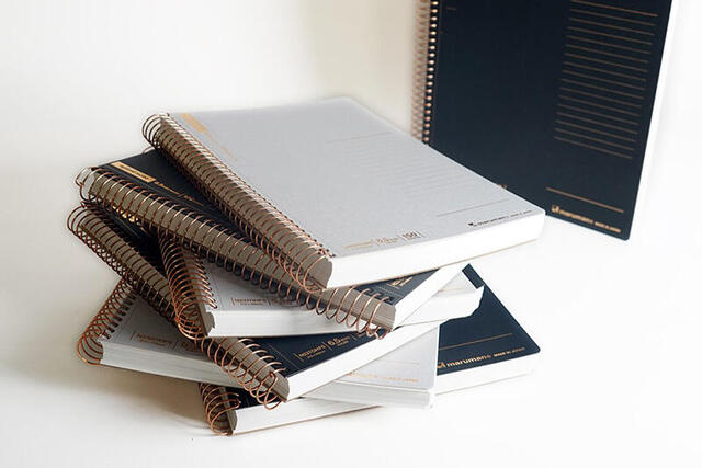 【新製品】1.5㎝の分厚い「スパイラルノート ベーシック」にモノトーンの新色登場