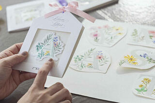 【新製品】島野真希さんとコラボした「イニシャル刺繍ステッカー」