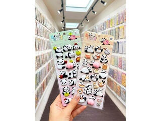 【新店舗】壁一面のシールにワクワク！話題のシール専門店が週末限定で登場