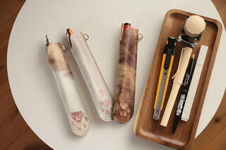 【新製品】かわいい猫のおててが本革のペンシースに