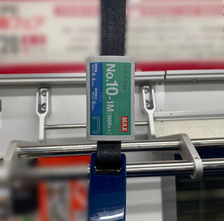 【ニュース】マックス、ホッチキス針箱モチーフの吊手広告を開始