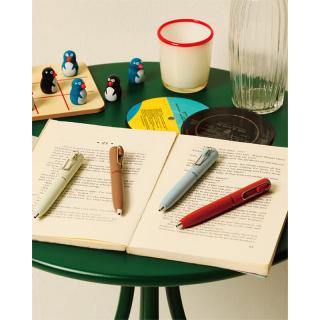 【新製品】初の3色ボールペン。かわいいフォルムの「ユニボール ワン 3」