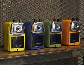 【新製品】昭和レトロでポップなカラーの卓上手動鉛筆削り