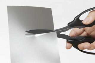 【新製品】圧倒的な軽い切れ味＆洗える万能はさみ 「フィットカットカーブ 万能チタン」