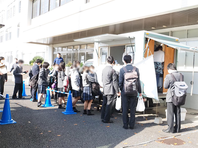 キッチンカーに並ぶ生徒たち.jpg